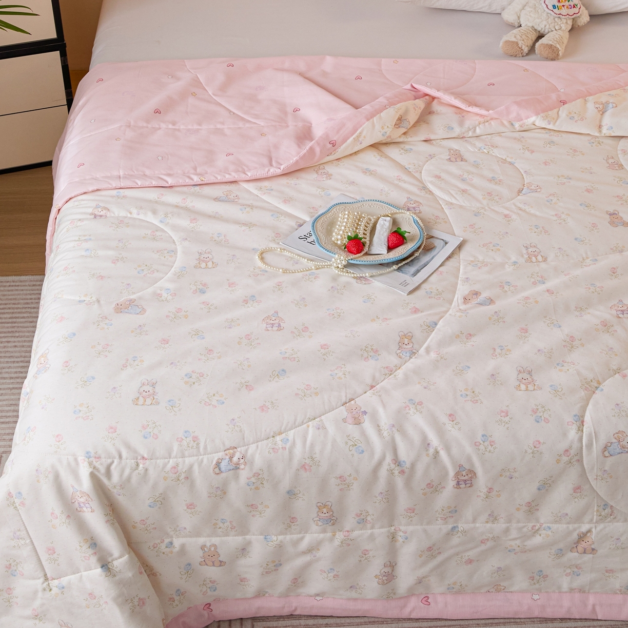 91家纺网 家纺一手货源 找家纺 亿莱鑫 2026春夏新款全棉水洗印花夏被夏凉被空调被 花园兔