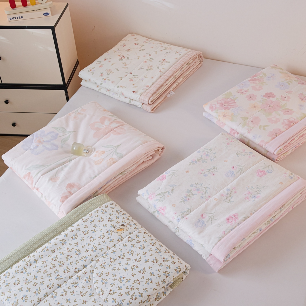 91家纺网 家纺一手货源 找家纺 亿莱鑫 2026春夏新款全棉水洗印花夏被夏凉被空调被 组合图仅供展示不可下单