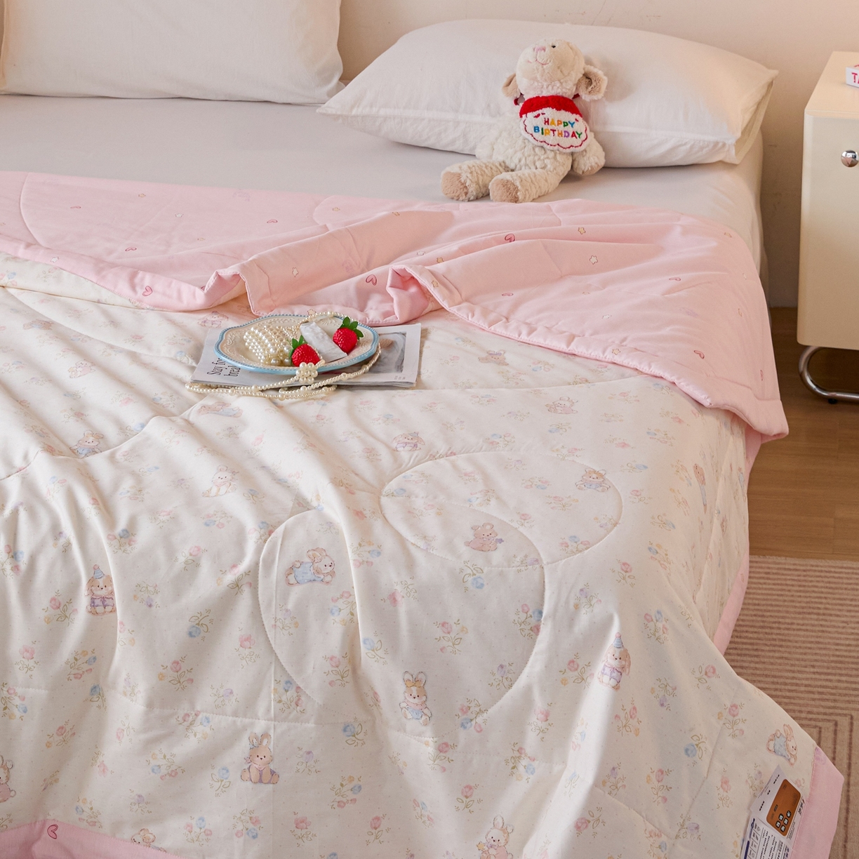 91家纺网 家纺一手货源 找家纺 亿莱鑫 2026春夏新款全棉水洗印花夏被夏凉被空调被 花园兔