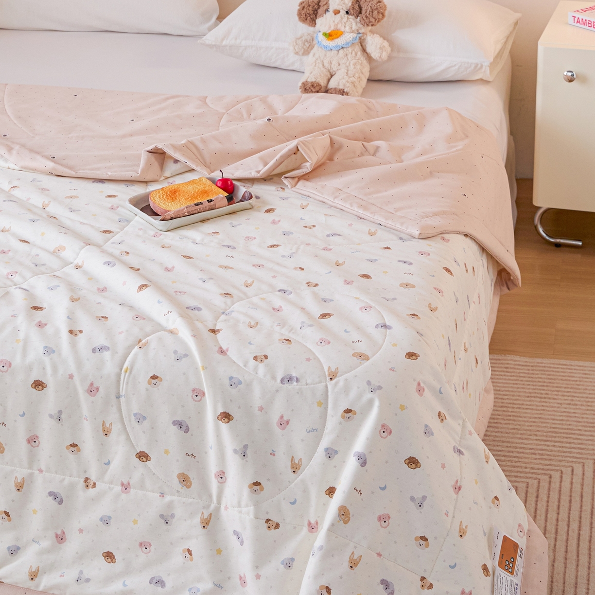 91家纺网 家纺一手货源 找家纺 亿莱鑫 2026春夏新款全棉水洗印花夏被夏凉被空调被 动物聚会