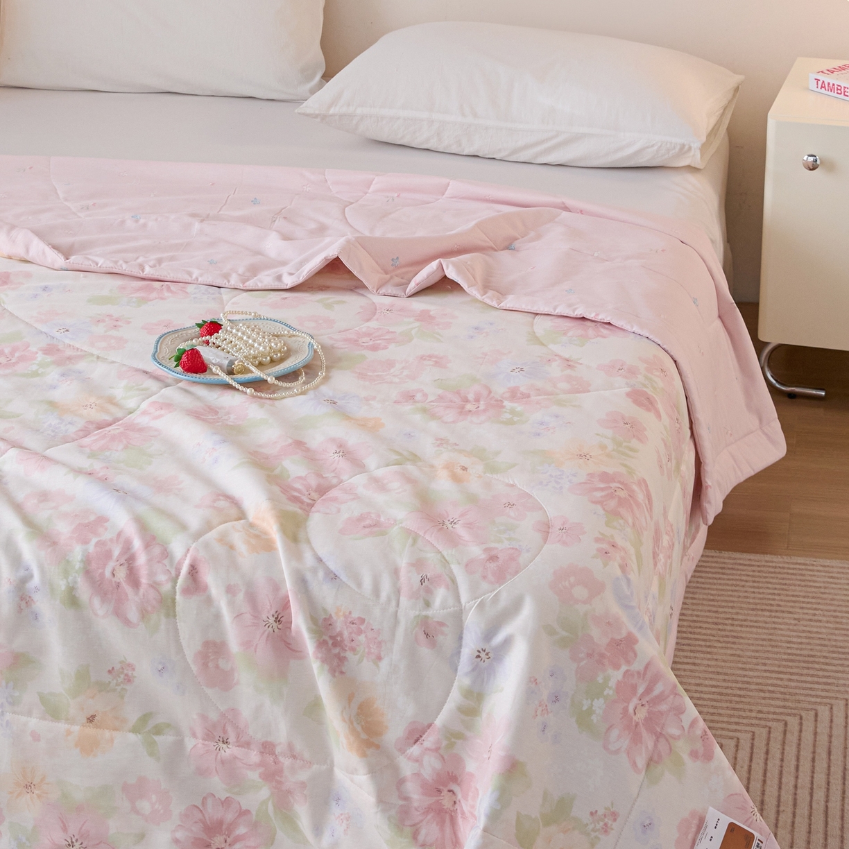 91家纺网 家纺一手货源 找家纺 亿莱鑫 2026春夏新款全棉水洗印花夏被夏凉被空调被 梦幻花园