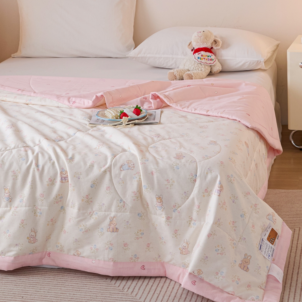 91家纺网 家纺一手货源 找家纺 亿莱鑫 2026春夏新款全棉水洗印花夏被夏凉被空调被 花园兔