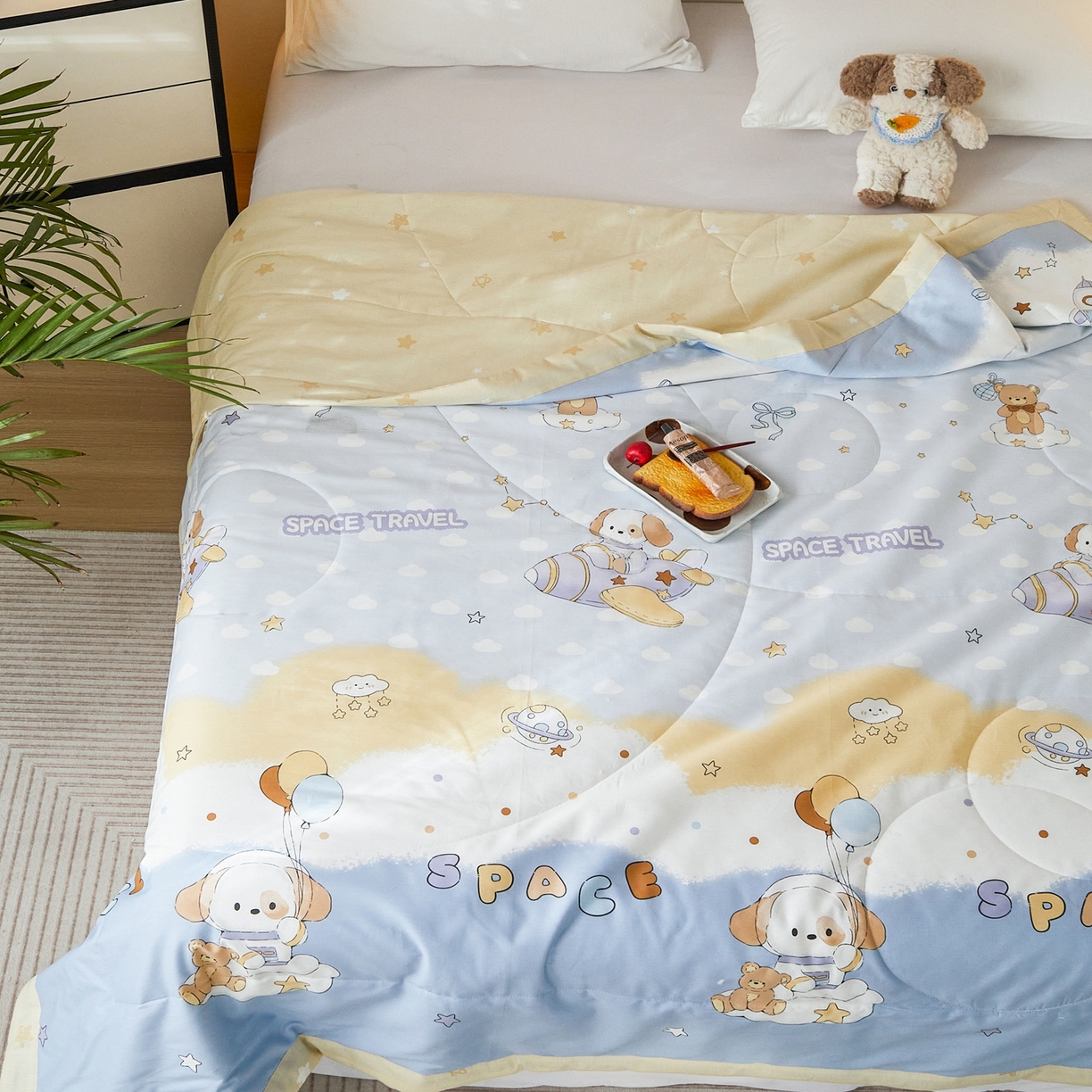 91家纺网 家纺一手货源 找家纺 亿莱鑫 2026春夏新款全棉水洗印花夏被夏凉被空调被 太空小狗