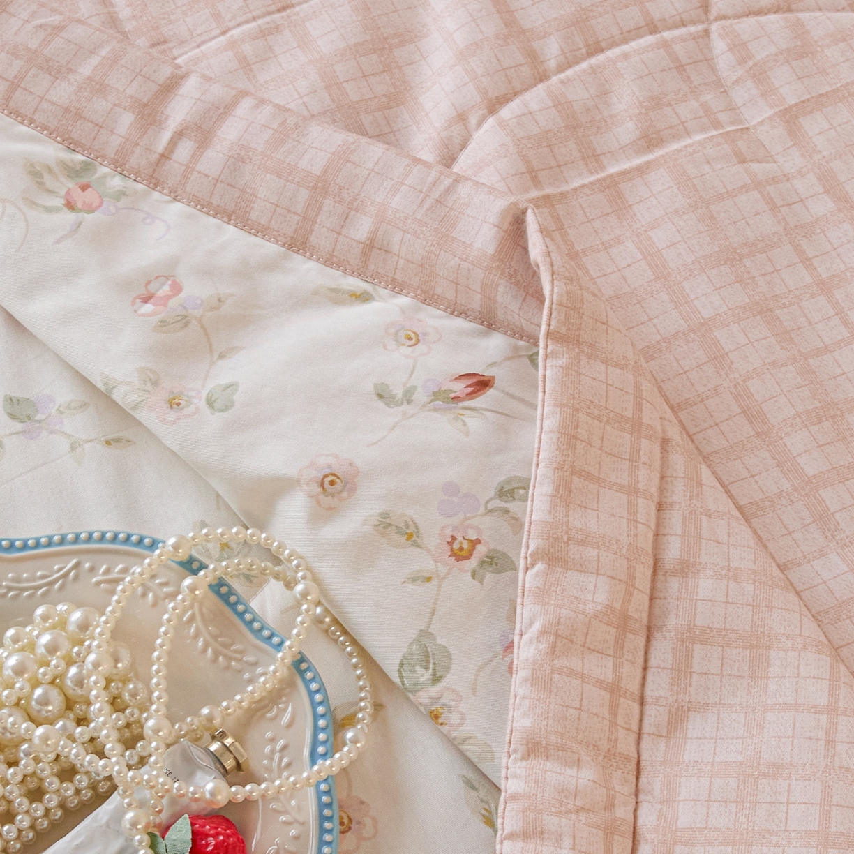 91家纺网 家纺一手货源 找家纺 亿莱鑫 2026春夏新款全棉水洗印花夏被夏凉被空调被 枕边花语