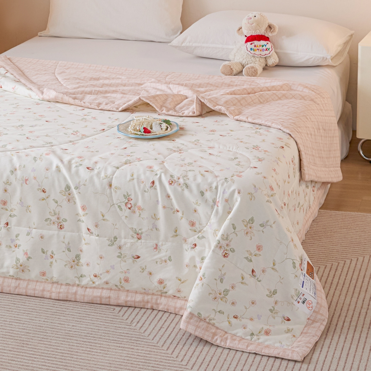 91家纺网 家纺一手货源 找家纺 亿莱鑫 2026春夏新款全棉水洗印花夏被夏凉被空调被 枕边花语