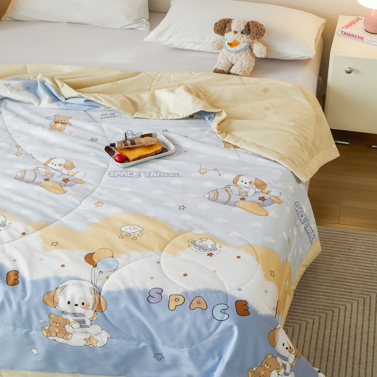 91家纺网 家纺一手货源 找家纺 亿莱鑫 2026春夏新款全棉水洗印花夏被夏凉被空调被 太空小狗