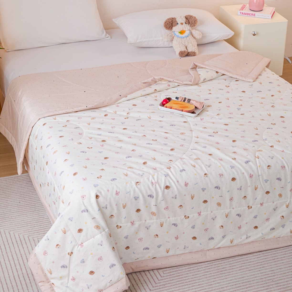 91家纺网 家纺一手货源 找家纺 亿莱鑫 2026春夏新款全棉水洗印花夏被夏凉被空调被 动物聚会