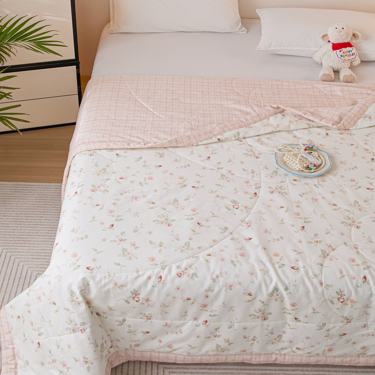 91家纺网 家纺一手货源 找家纺 亿莱鑫 2026春夏新款全棉水洗印花夏被夏凉被空调被 枕边花语