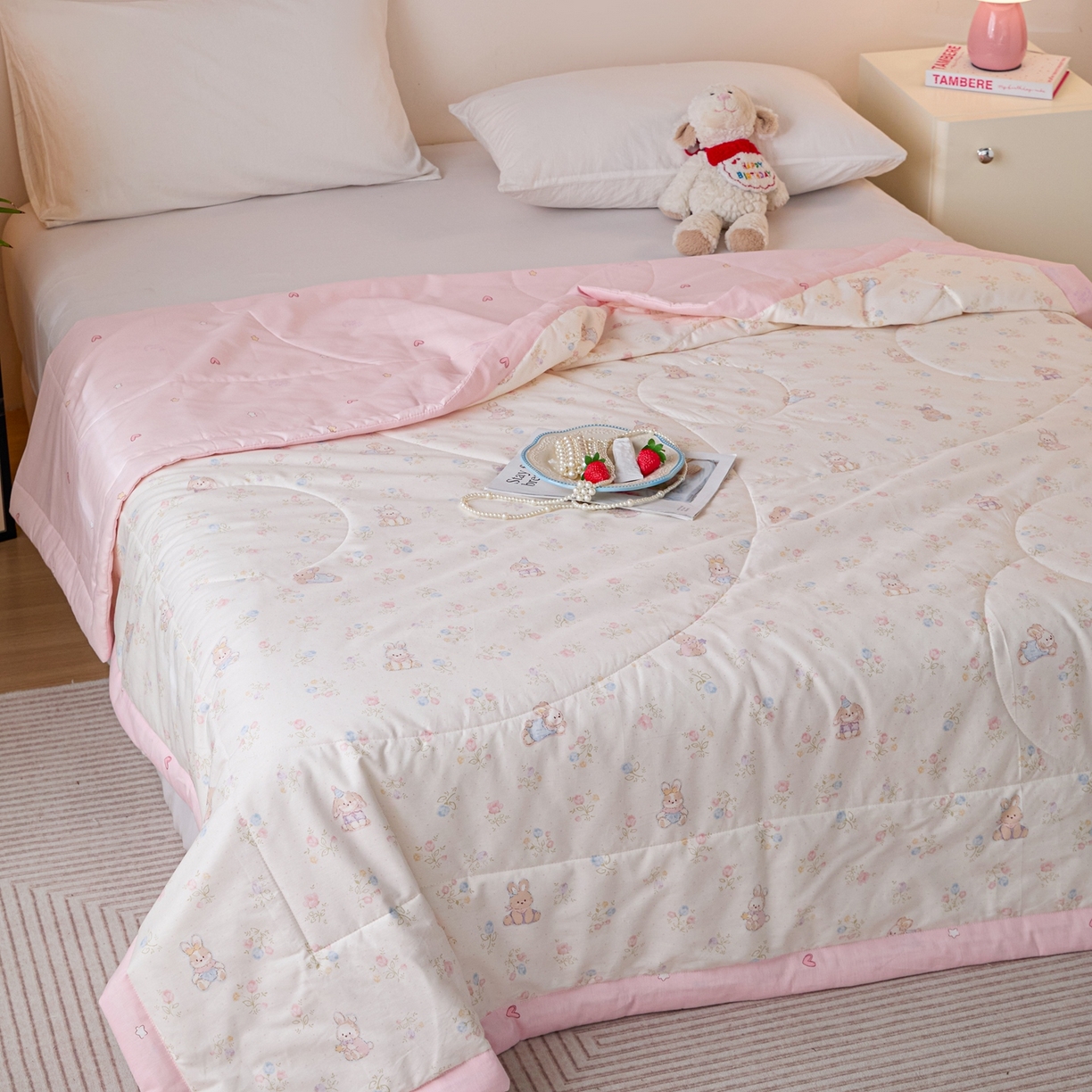 91家纺网 家纺一手货源 找家纺 亿莱鑫 2026春夏新款全棉水洗印花夏被夏凉被空调被 花园兔