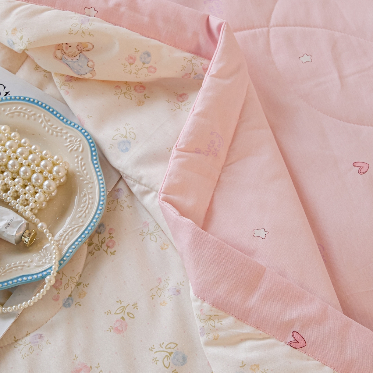 91家纺网 家纺一手货源 找家纺 亿莱鑫 2026春夏新款全棉水洗印花夏被夏凉被空调被 花园兔