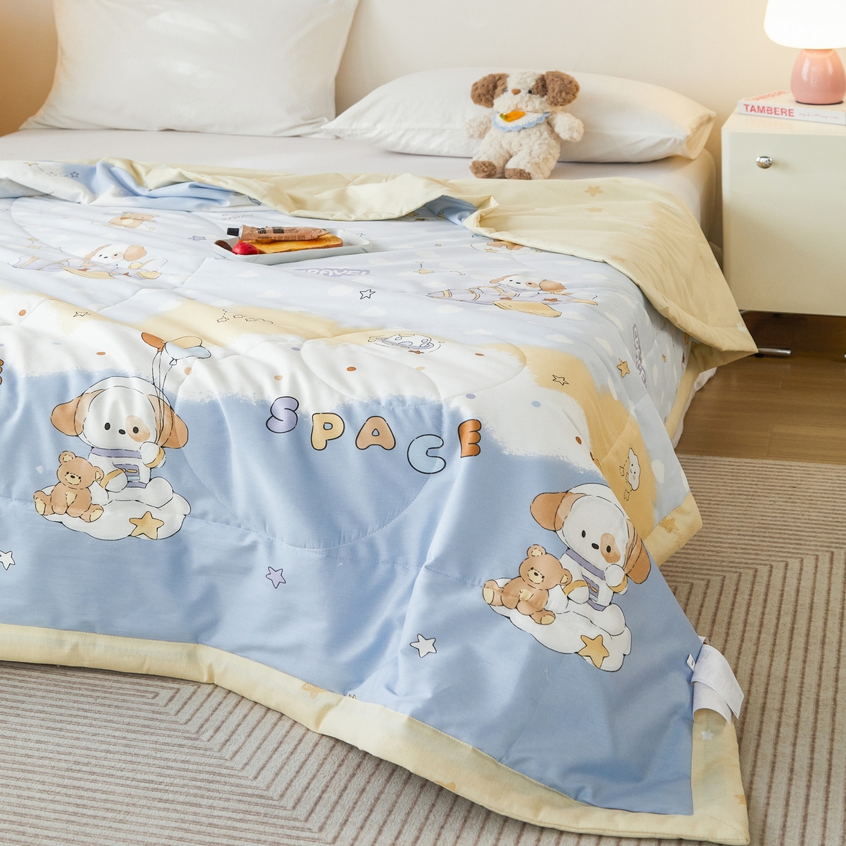 91家纺网 家纺一手货源 找家纺 亿莱鑫 2026春夏新款全棉水洗印花夏被夏凉被空调被 太空小狗