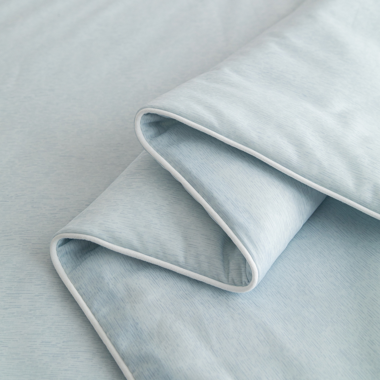 91家纺网 家纺一手货源 找家纺 亿莱鑫 2026春夏新款纯色仿锦氨凉感夏被夏凉被空调被 夏日企鹅-蓝