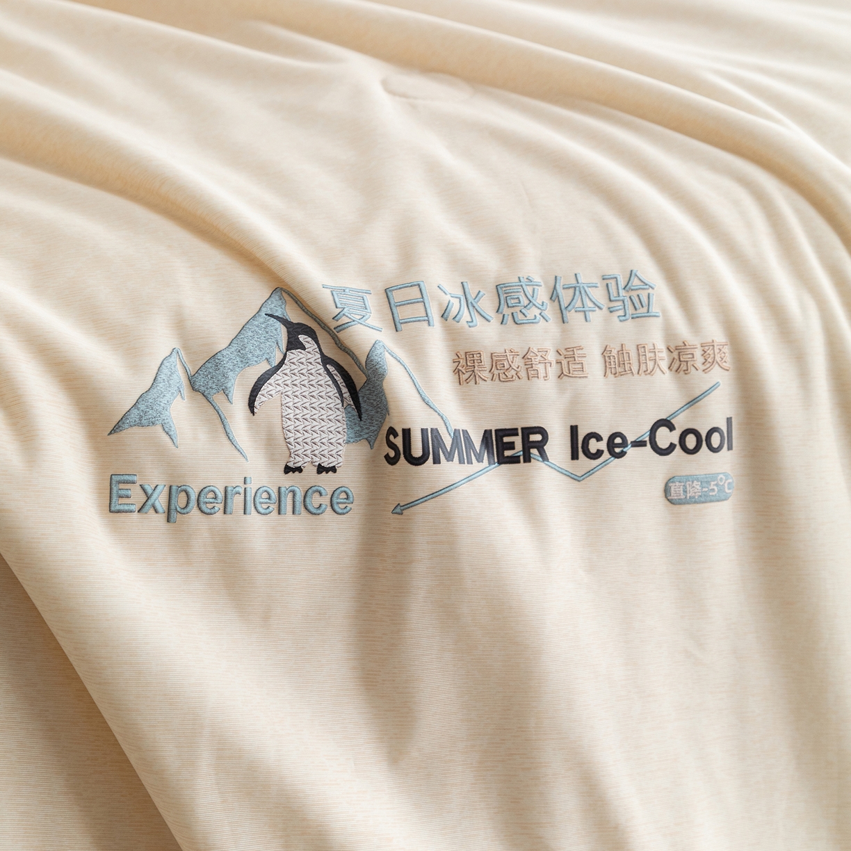 91家纺网 家纺一手货源 找家纺 亿莱鑫 2026春夏新款纯色仿锦氨凉感夏被夏凉被空调被 夏日企鹅-米黄