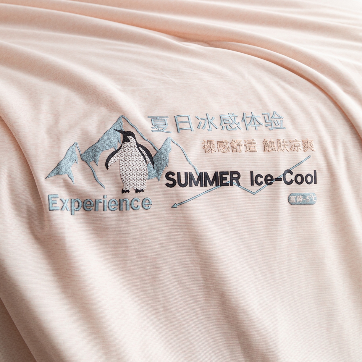 91家纺网 家纺一手货源 找家纺 亿莱鑫 2026春夏新款纯色仿锦氨凉感夏被夏凉被空调被 夏日企鹅-粉