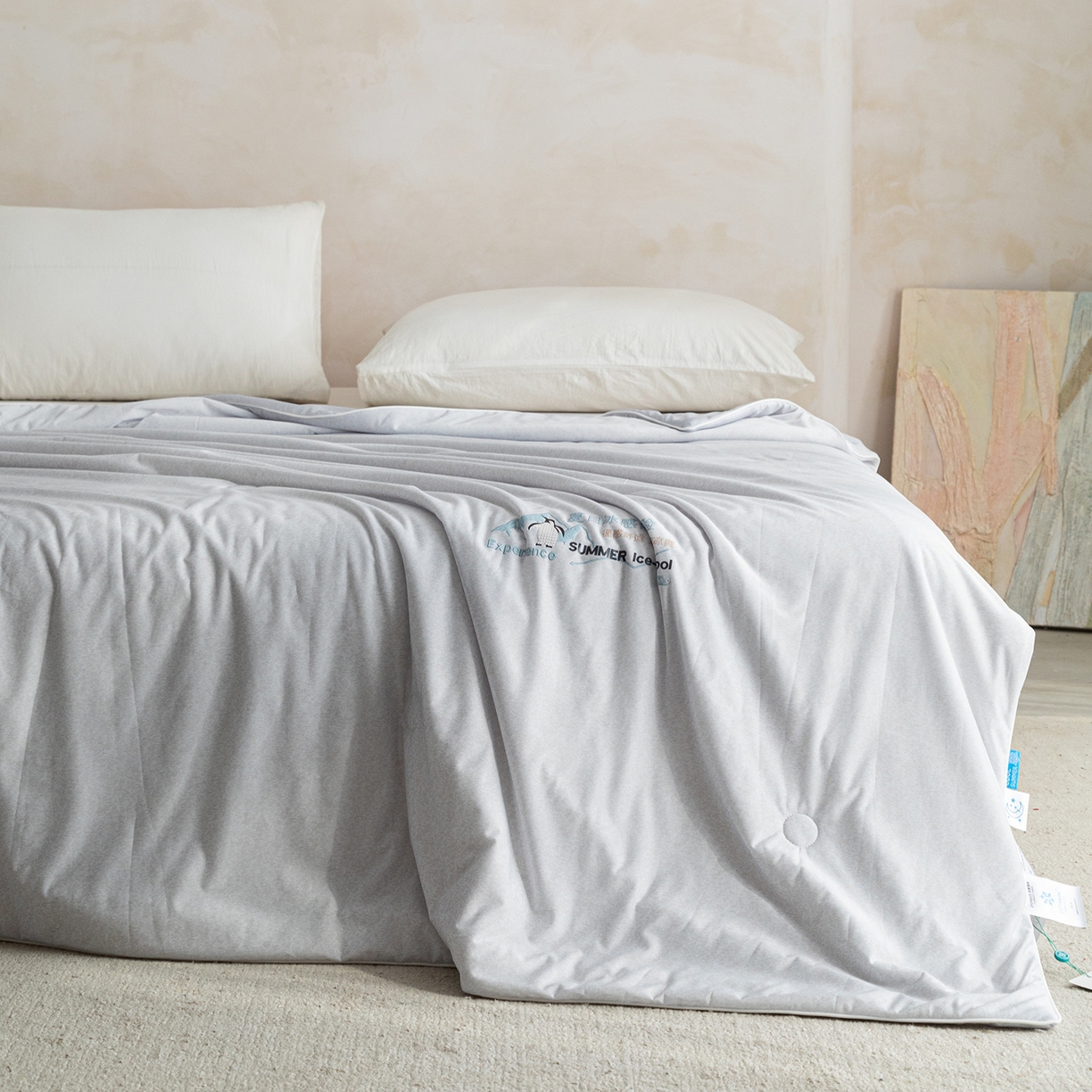 91家纺网 家纺一手货源 找家纺 亿莱鑫 2026春夏新款纯色仿锦氨凉感夏被夏凉被空调被 夏日企鹅-灰