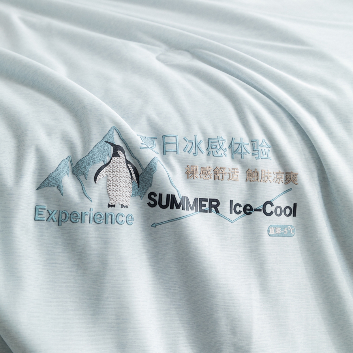 91家纺网 家纺一手货源 找家纺 亿莱鑫 2026春夏新款纯色仿锦氨凉感夏被夏凉被空调被 夏日企鹅-蓝