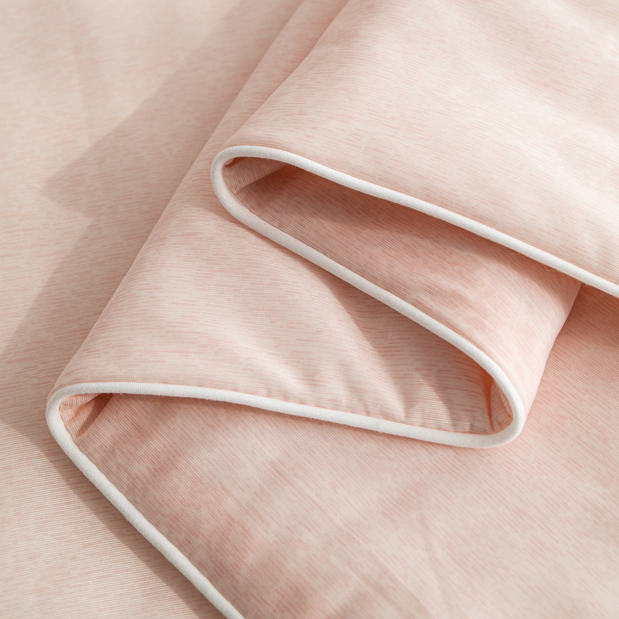 91家纺网 家纺一手货源 找家纺 亿莱鑫 2026春夏新款纯色仿锦氨凉感夏被夏凉被空调被 夏日企鹅-粉