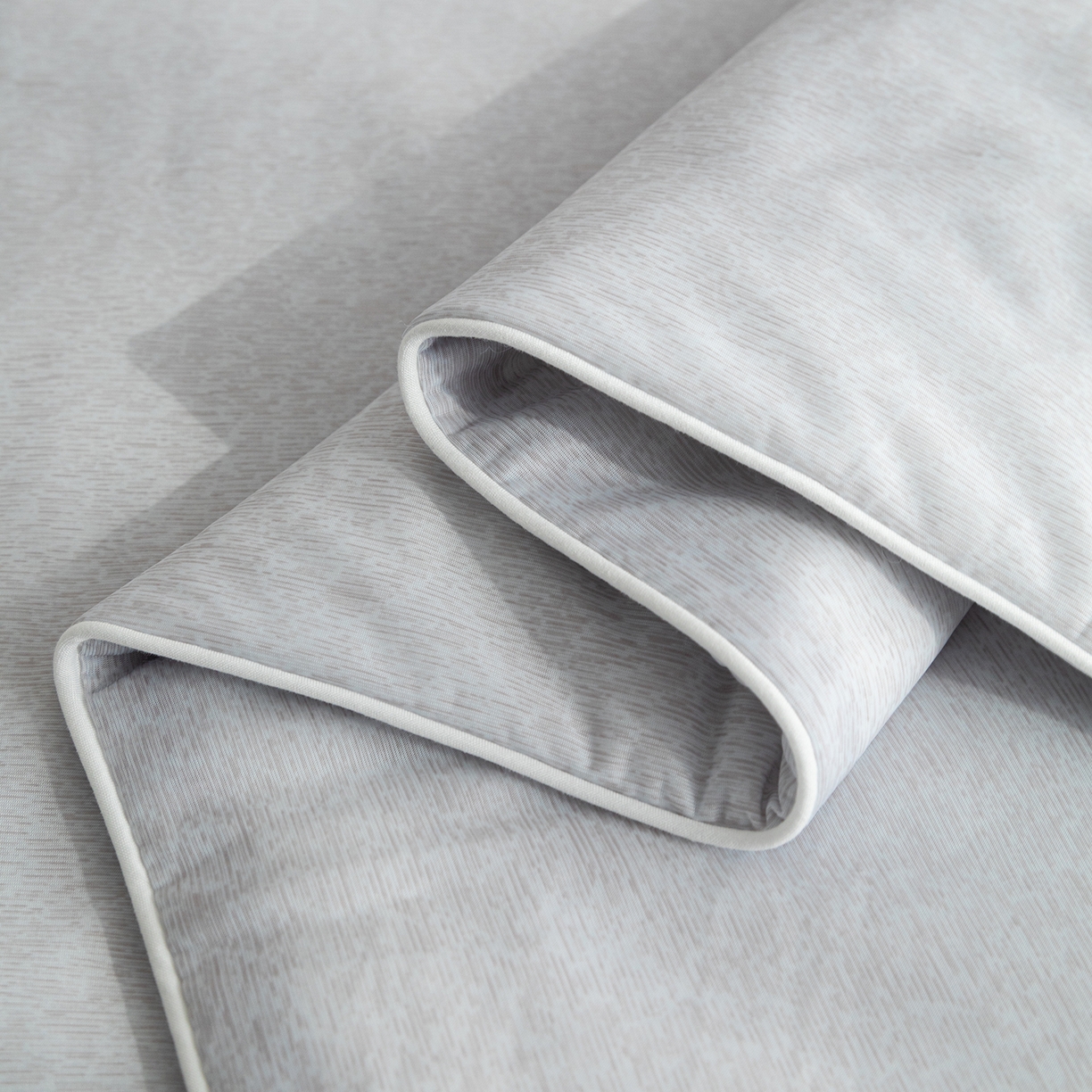 91家纺网 家纺一手货源 找家纺 亿莱鑫 2026春夏新款纯色仿锦氨凉感夏被夏凉被空调被 夏日企鹅-灰