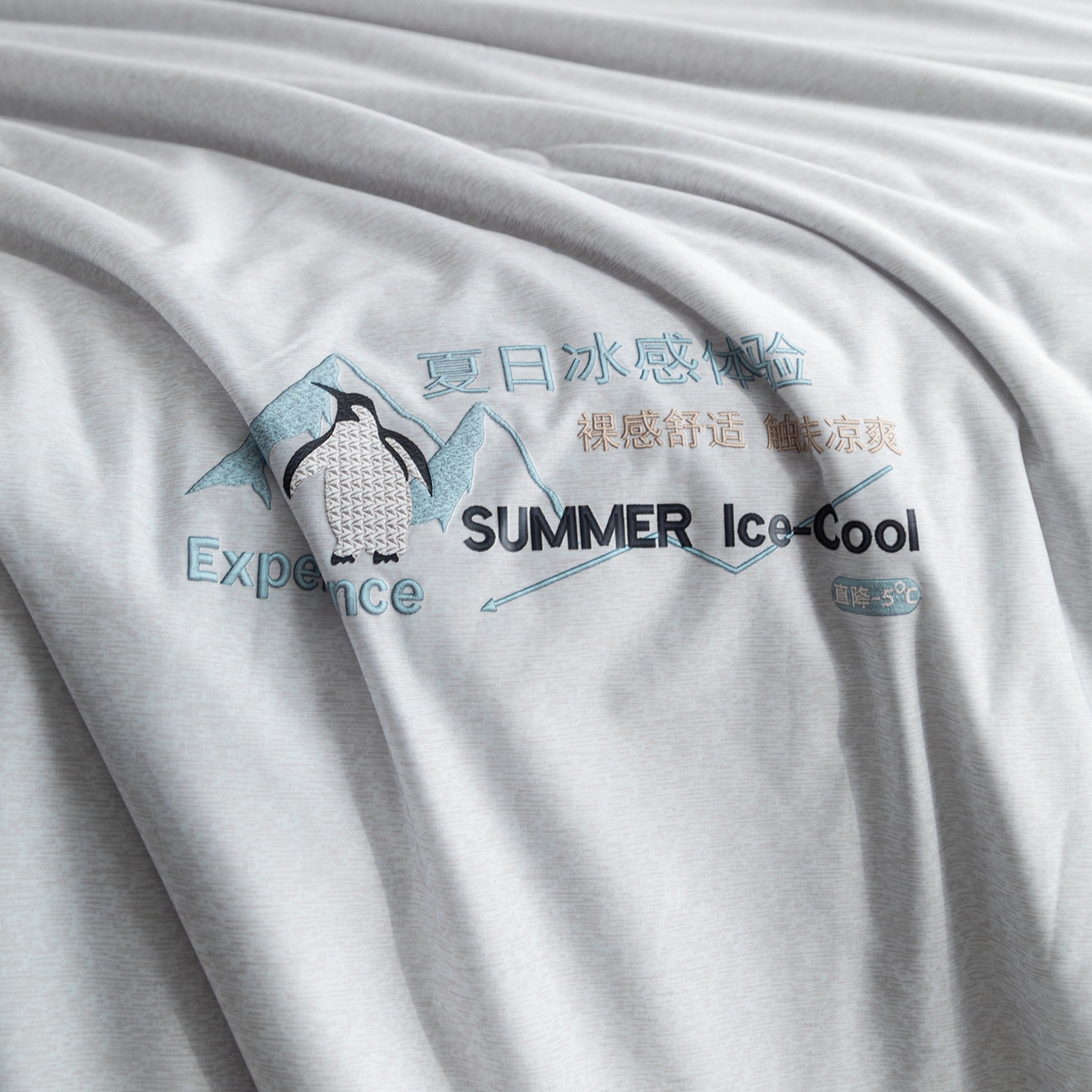 91家纺网 家纺一手货源 找家纺 亿莱鑫 2026春夏新款纯色仿锦氨凉感夏被夏凉被空调被 夏日企鹅-灰