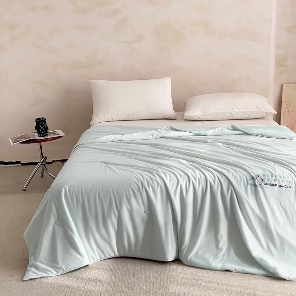 91家纺网 家纺一手货源 找家纺 亿莱鑫 2026春夏新款纯色仿锦氨凉感夏被夏凉被空调被 夏日企鹅-绿