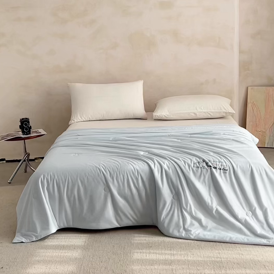 91家纺网 家纺一手货源 找家纺 亿莱鑫 2026春夏新款纯色仿锦氨凉感夏被夏凉被空调被 夏日企鹅-蓝