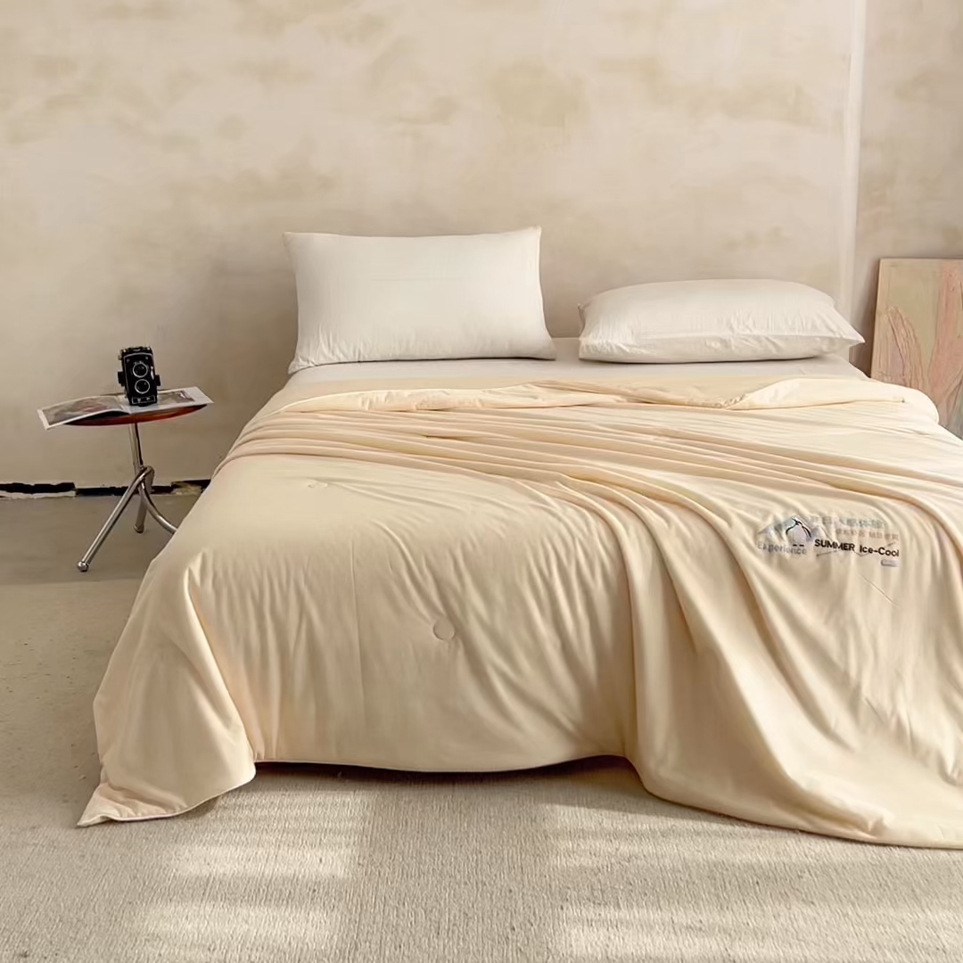 91家纺网 家纺一手货源 找家纺 亿莱鑫 2026春夏新款纯色仿锦氨凉感夏被夏凉被空调被 夏日企鹅-米黄
