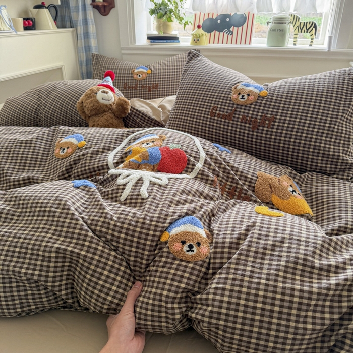 91家纺网 家纺一手货源 找家纺 寐居家纺 2026新款A类色织全棉水洗棉格子毛巾绣四件套系列 格熊织梦