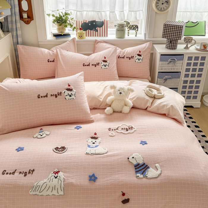 91家纺网 家纺一手货源 找家纺 寐居家纺 2026新款A类色织全棉水洗棉格子毛巾绣四件套系列 粉格汪仔