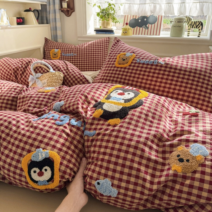 91家纺网 家纺一手货源 找家纺 寐居家纺 2026新款A类色织全棉水洗棉格子毛巾绣四件套系列 红格企鹅