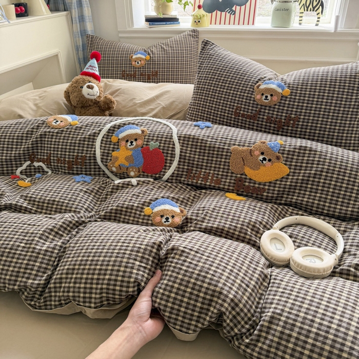 91家纺网 家纺一手货源 找家纺 寐居家纺 2026新款A类色织全棉水洗棉格子毛巾绣四件套系列 格熊织梦