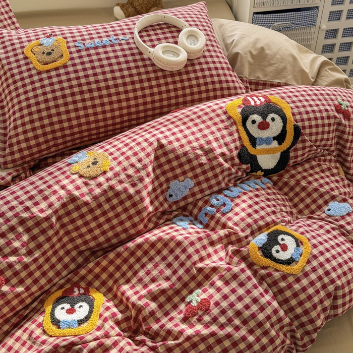 91家纺网 家纺一手货源 找家纺 寐居家纺 2026新款A类色织全棉水洗棉格子毛巾绣四件套系列 红格企鹅