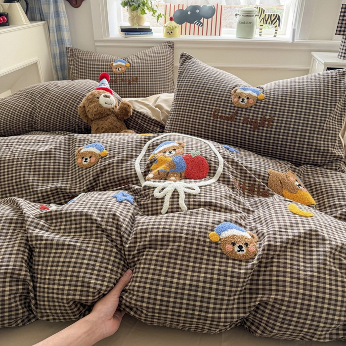 91家纺网 家纺一手货源 找家纺 寐居家纺 2026新款A类色织全棉水洗棉格子毛巾绣四件套系列 格熊织梦