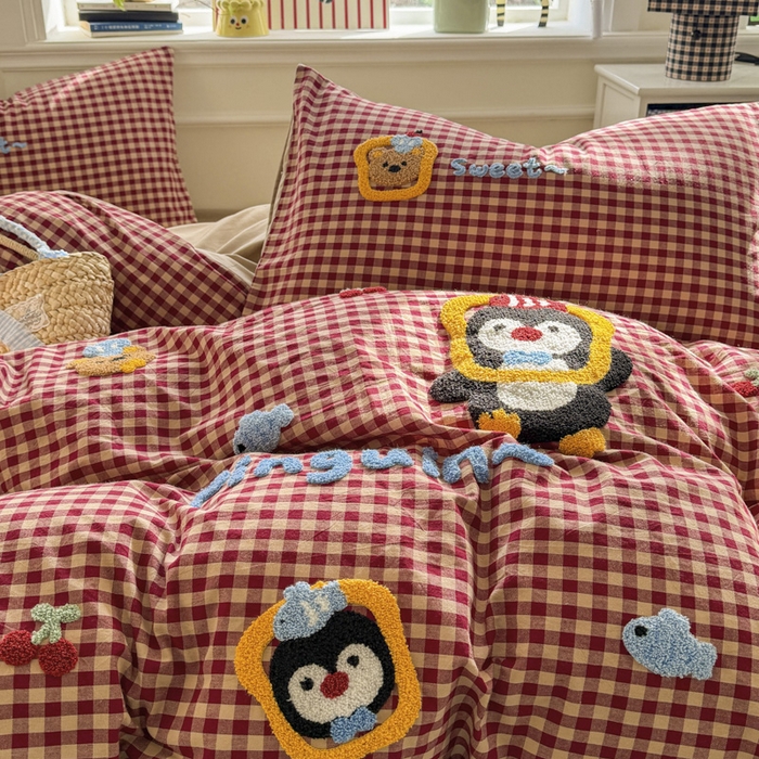 91家纺网 家纺一手货源 找家纺 寐居家纺 2026新款A类色织全棉水洗棉格子毛巾绣四件套系列 红格企鹅