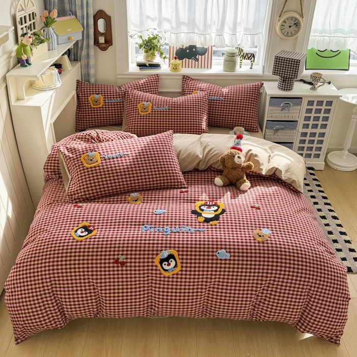 91家纺网 家纺一手货源 找家纺 寐居家纺 2026新款A类色织全棉水洗棉格子毛巾绣四件套系列 红格企鹅