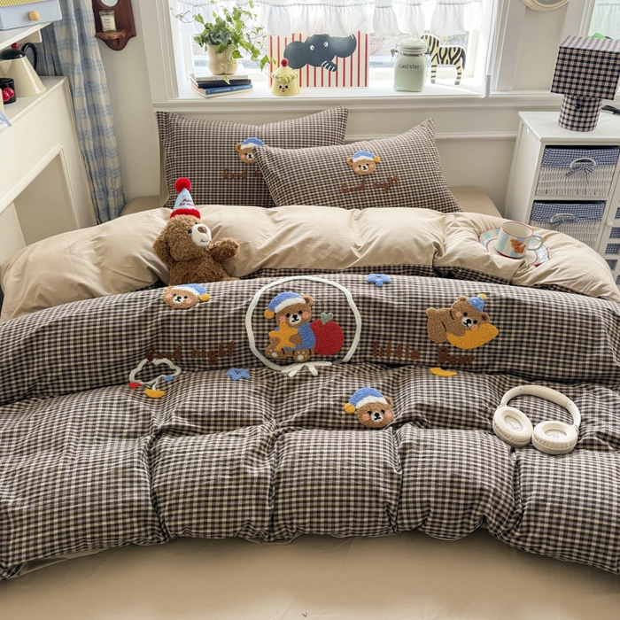 91家纺网 家纺一手货源 找家纺 寐居家纺 2026新款A类色织全棉水洗棉格子毛巾绣四件套系列 格熊织梦