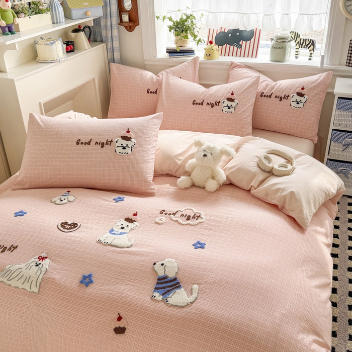 91家纺网 家纺一手货源 找家纺 寐居家纺 2026新款A类色织全棉水洗棉格子毛巾绣四件套系列 粉格汪仔