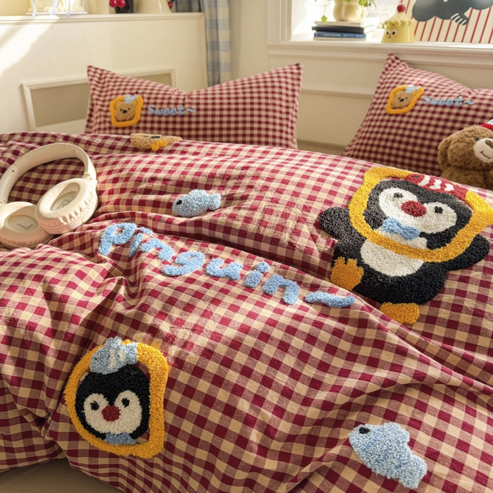 91家纺网 家纺一手货源 找家纺 寐居家纺 2026新款A类色织全棉水洗棉格子毛巾绣四件套系列 红格企鹅