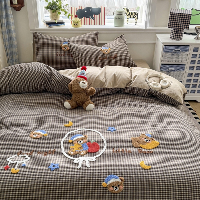 91家纺网 家纺一手货源 找家纺 寐居家纺 2026新款A类色织全棉水洗棉格子毛巾绣四件套系列 格熊织梦