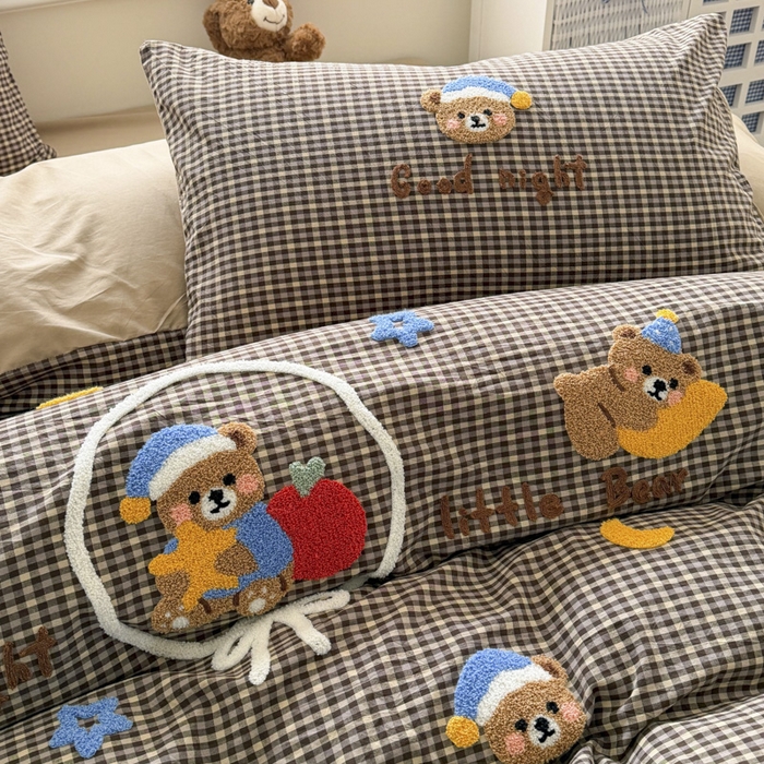 91家纺网 家纺一手货源 找家纺 寐居家纺 2026新款A类色织全棉水洗棉格子毛巾绣四件套系列 格熊织梦