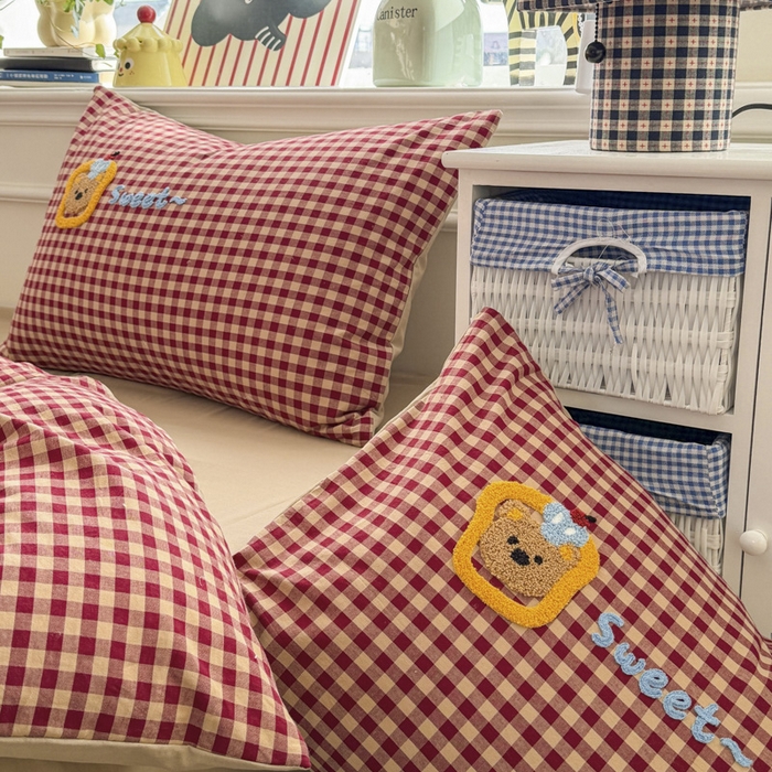 91家纺网 家纺一手货源 找家纺 寐居家纺 2026新款A类色织全棉水洗棉格子毛巾绣四件套系列 红格企鹅