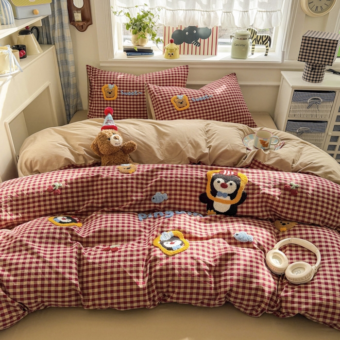 91家纺网 家纺一手货源 找家纺 寐居家纺 2026新款A类色织全棉水洗棉格子毛巾绣四件套系列 红格企鹅