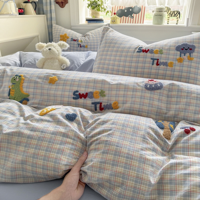 91家纺网 家纺一手货源 找家纺 寐居家纺 2026新款A类色织全棉水洗棉格子毛巾绣四件套系列 浅格恐龙