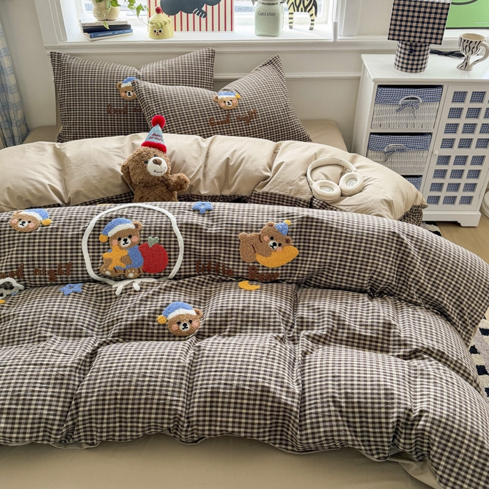 91家纺网 家纺一手货源 找家纺 寐居家纺 2026新款A类色织全棉水洗棉格子毛巾绣四件套系列 格熊织梦