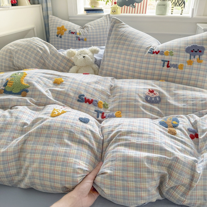 91家纺网 家纺一手货源 找家纺 寐居家纺 2026新款A类色织全棉水洗棉格子毛巾绣四件套系列 浅格恐龙