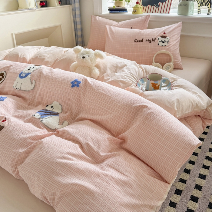 91家纺网 家纺一手货源 找家纺 寐居家纺 2026新款A类色织全棉水洗棉格子毛巾绣四件套系列 粉格汪仔