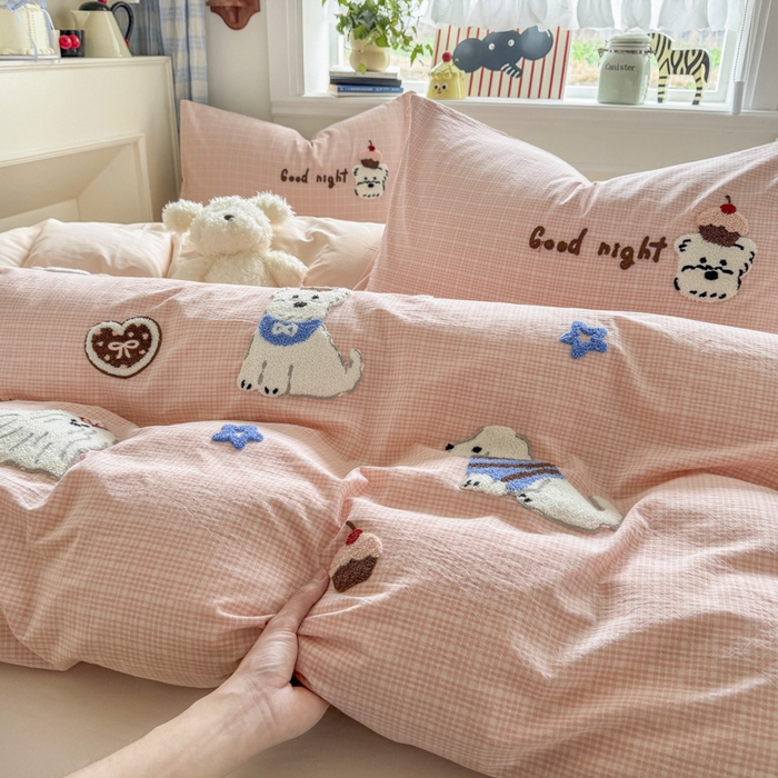 91家纺网 家纺一手货源 找家纺 寐居家纺 2026新款A类色织全棉水洗棉格子毛巾绣四件套系列 粉格汪仔