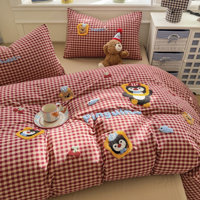 91家纺网 家纺一手货源 找家纺 寐居家纺 2026新款A类色织全棉水洗棉格子毛巾绣四件套系列 红格企鹅