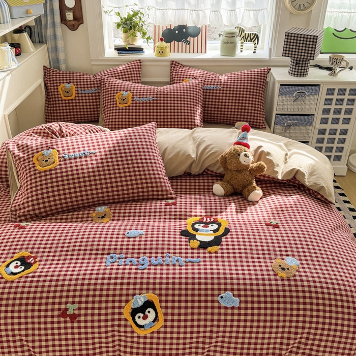 91家纺网 家纺一手货源 找家纺 寐居家纺 2026新款A类色织全棉水洗棉格子毛巾绣四件套系列 红格企鹅