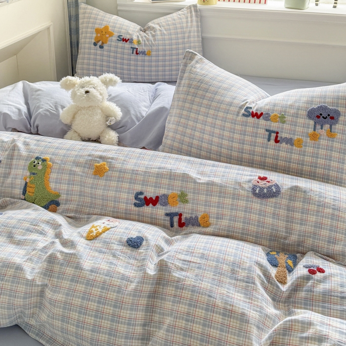 91家纺网 家纺一手货源 找家纺 寐居家纺 2026新款A类色织全棉水洗棉格子毛巾绣四件套系列 浅格恐龙