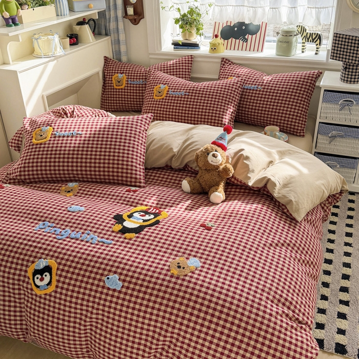 91家纺网 家纺一手货源 找家纺 寐居家纺 2026新款A类色织全棉水洗棉格子毛巾绣四件套系列 红格企鹅